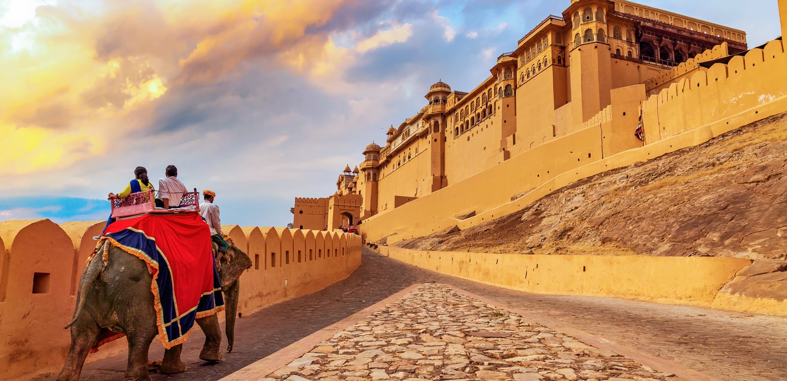 Jaipur – The city that makes golden triangle tour magnificent