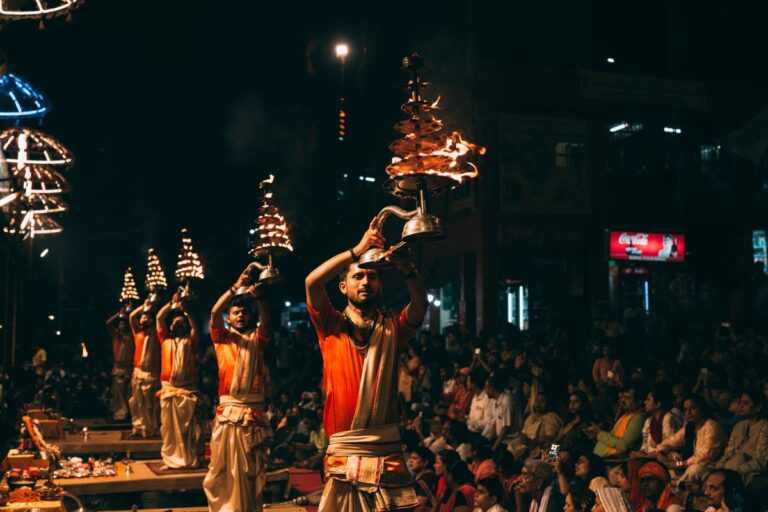 What is the importance of Aarti in Hinduism? 1 Priests performing Ganga Aarti with traditional lamps