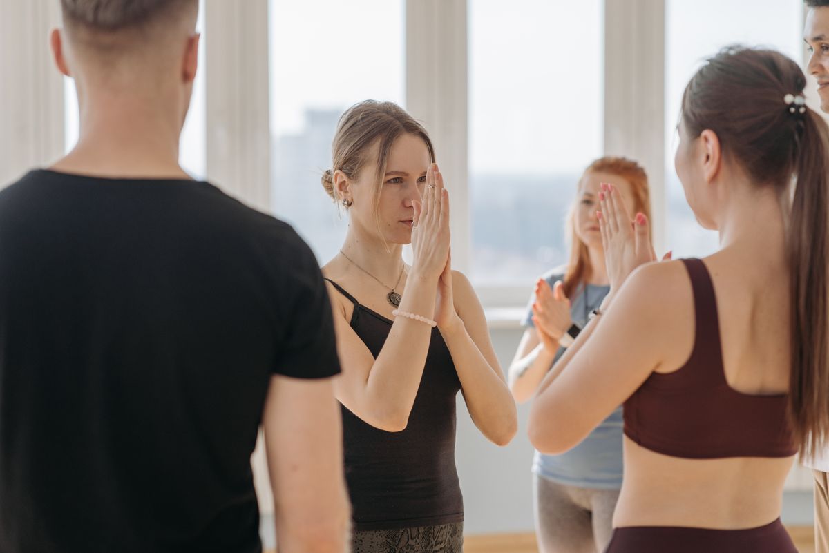 Hatha Yoga vs Vinyasa Yoga: Pace, Breath and Practice Compared 10 Yoga students focusing together during a breath-led class