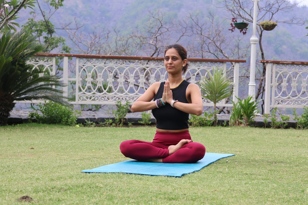 How to Prepare for Hatha Yoga Teacher Training in India: A 30-Day Checklist 1 Yoga teacher training students in India during residential study