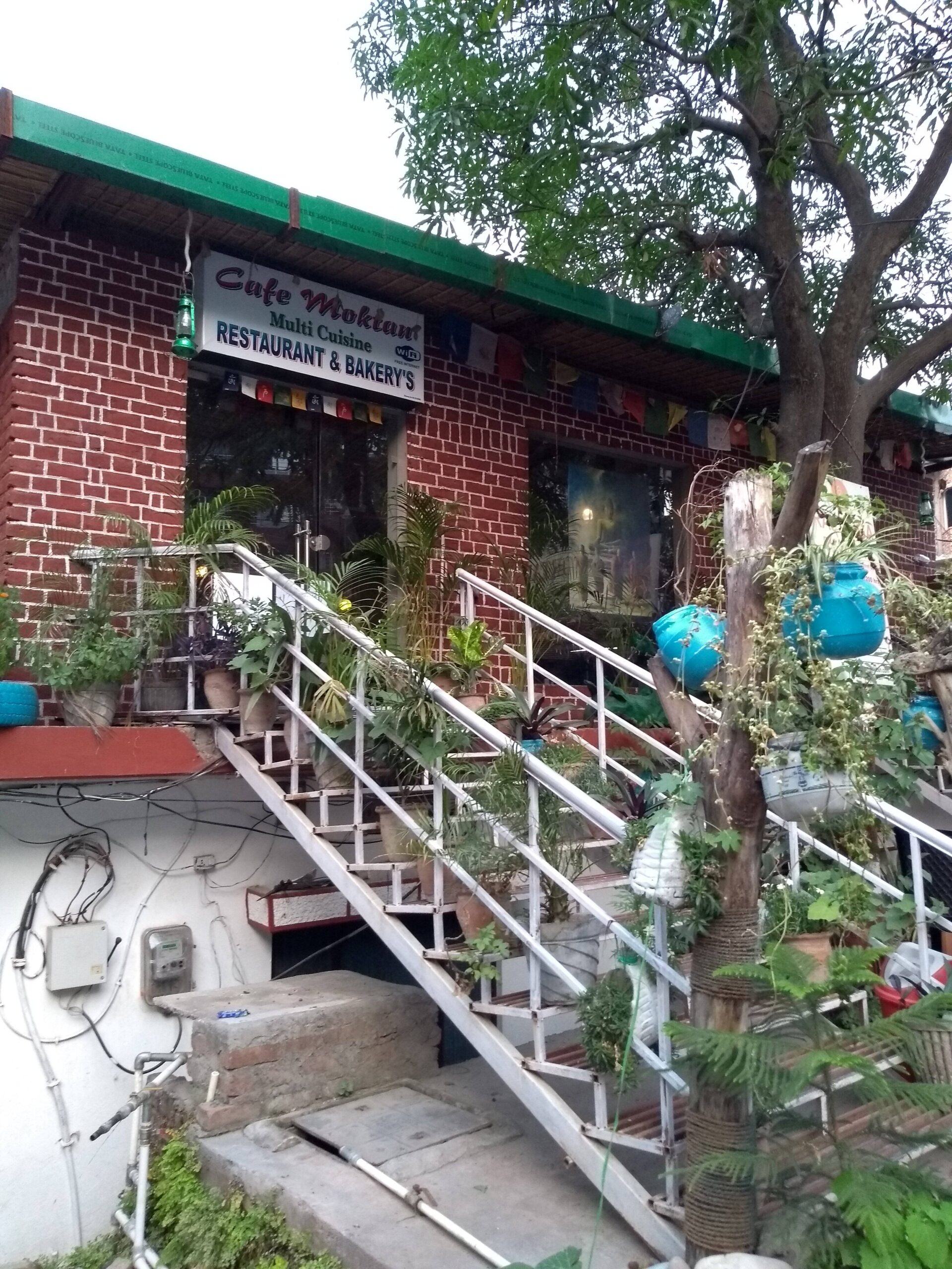 Cafe Moktan entrance in Tapovan Rishikesh