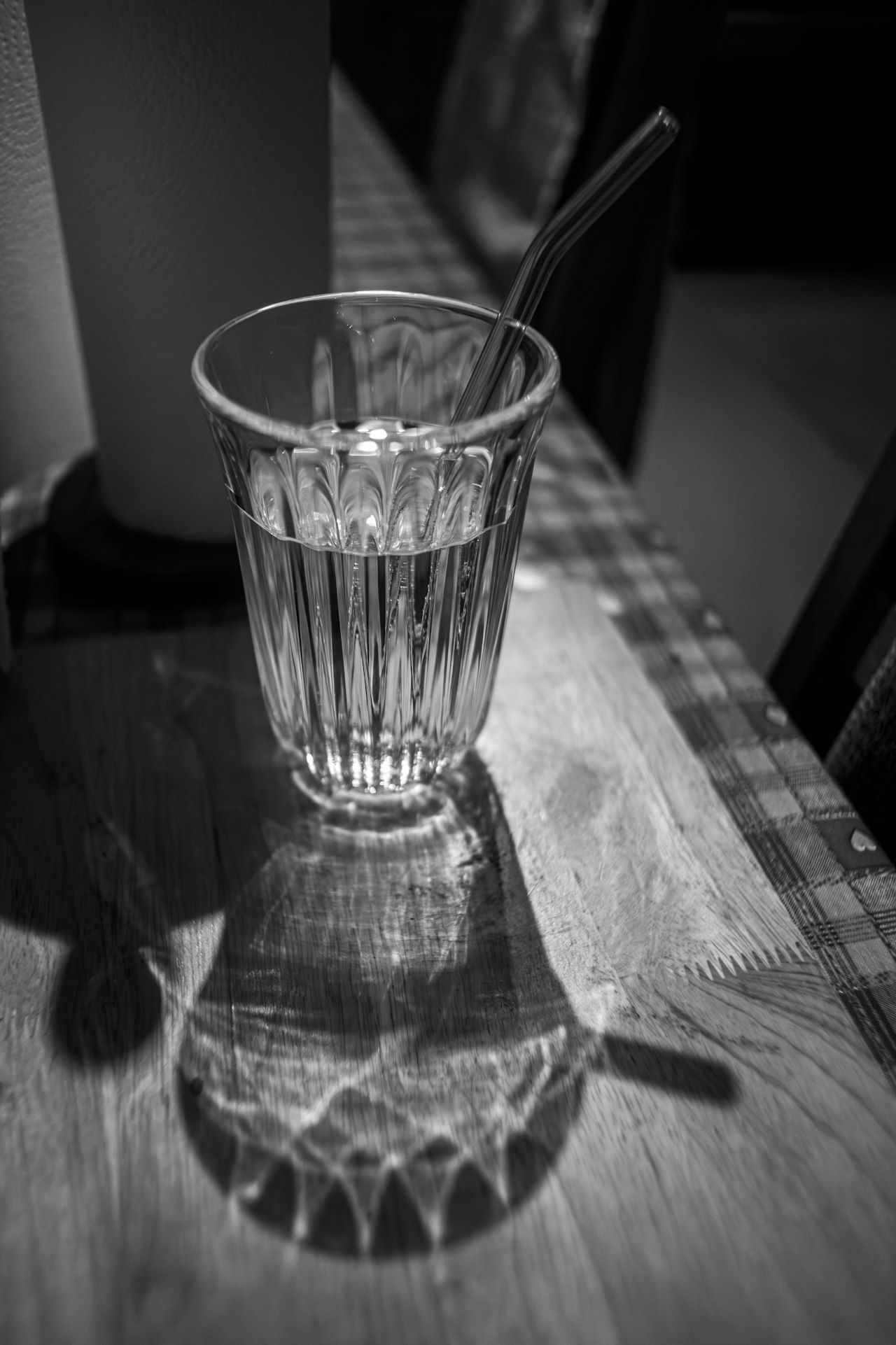 Can Anxiety Cause Dizziness? 5 Signs and What to Do 2 Clear glass of water with a straw on a table